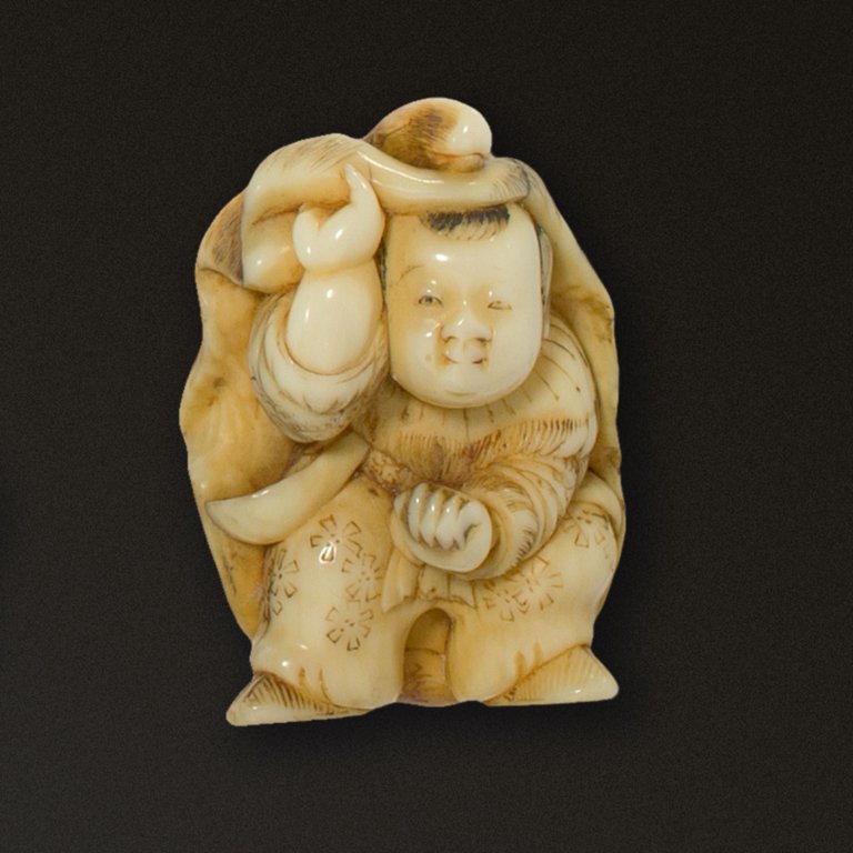 Auf diesem Bild ist das folgende Kunstwerk zu sehen:  Japanisch, Edo-Zeit. Enshi mit über den Kopf gezogenem Hirschfell - eines der 24 Beispiele der Kindesliebe. Mitte 19. Jahrhundert.