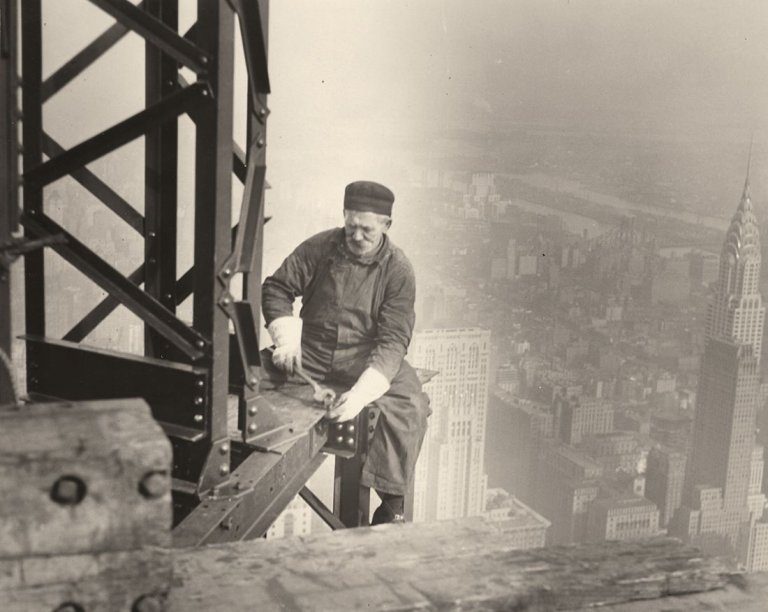Auf diesem Bild ist das folgende Kunstwerk zu sehen: Lewis W. Hine. Old-time steel worker on Empire State building. Um 1931.