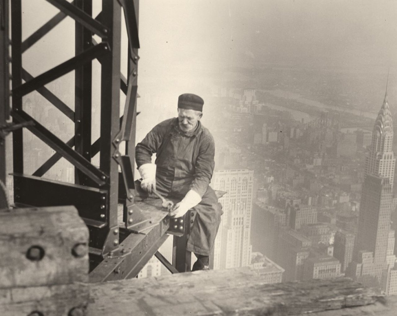 Auf diesem Bild ist das folgende Kunstwerk zu sehen: Lewis W. Hine. Old-time steel worker on Empire State building. Um 1931.