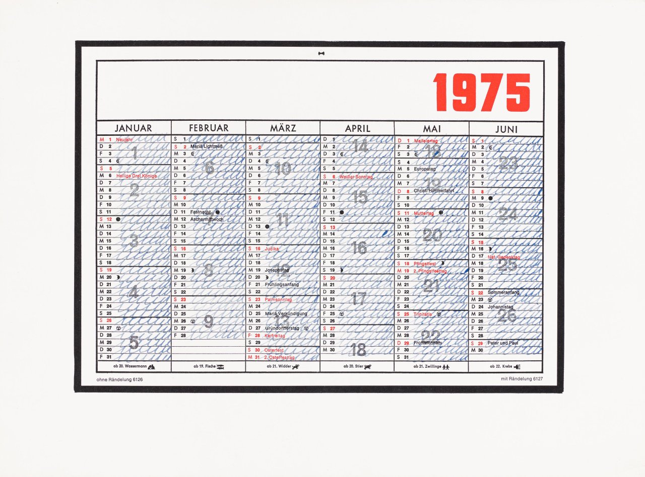 Auf diesem Bild ist das folgende Kunstwerk zu sehen: Hanne Darboven. „Aufzeichnung 25.3.1975“ / „Aufzeichnung 3.11.1975“ / „Aufzeichnung 23.4.1976“ / „Kalenderblatt 1975“ / „Kalenderblatt 1975“. 1979.