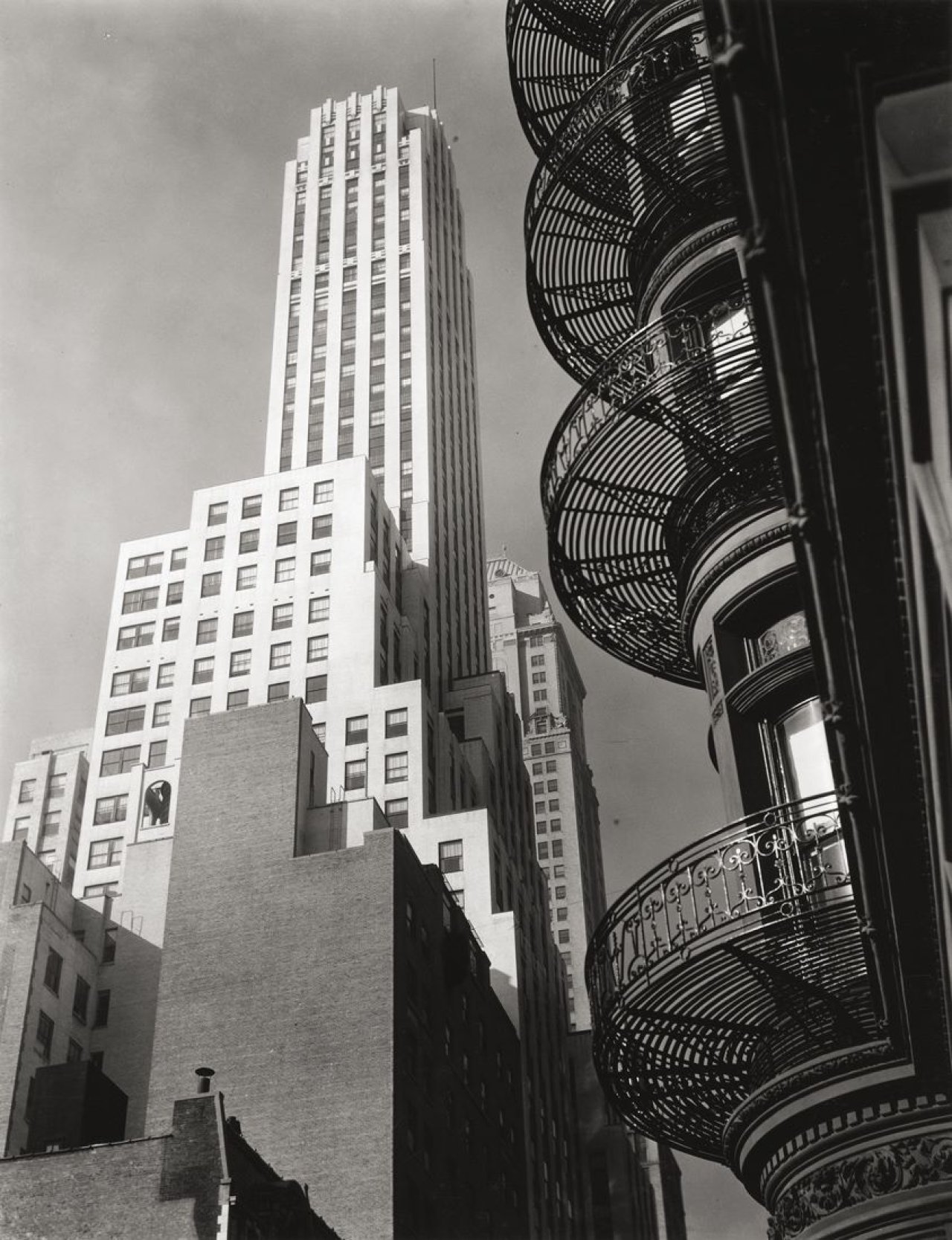 Auf diesem Bild ist das folgende Kunstwerk zu sehen: Berenice Abbott. Murray Hill Hotel, 112 Park Avenue, New York. 1937.