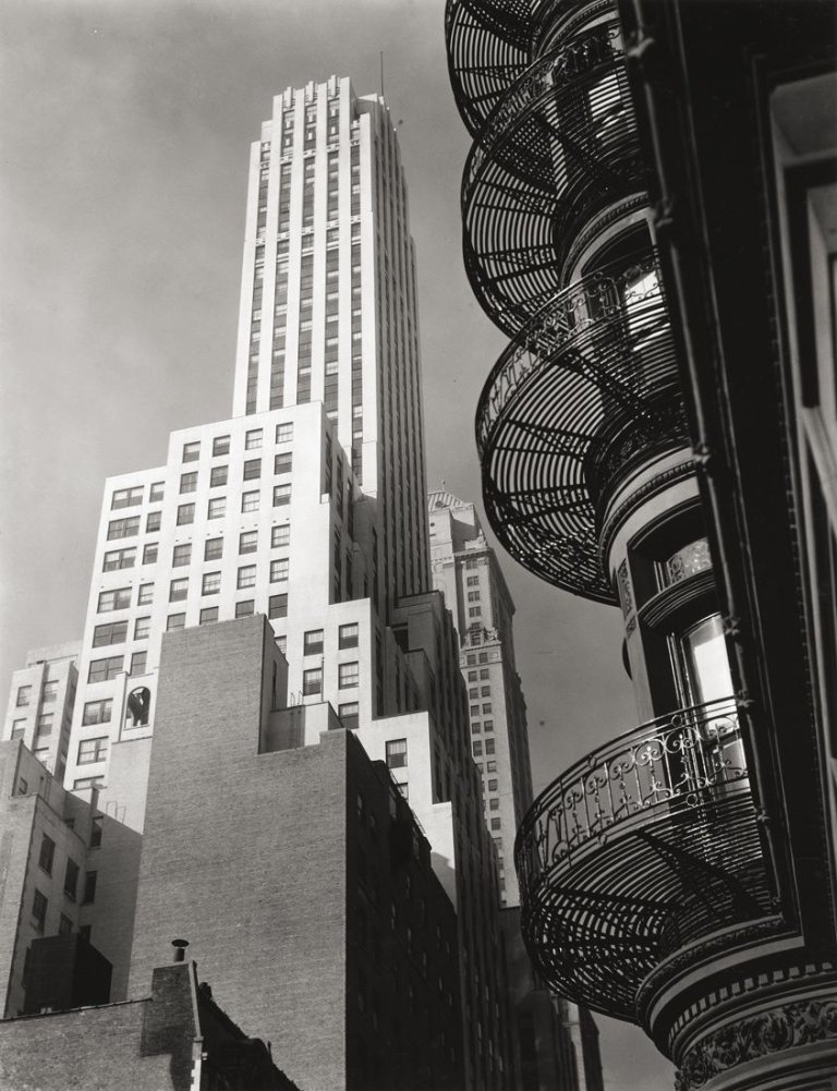 Auf diesem Bild ist das folgende Kunstwerk zu sehen: Berenice Abbott. Murray Hill Hotel, 112 Park Avenue, New York. 1937.