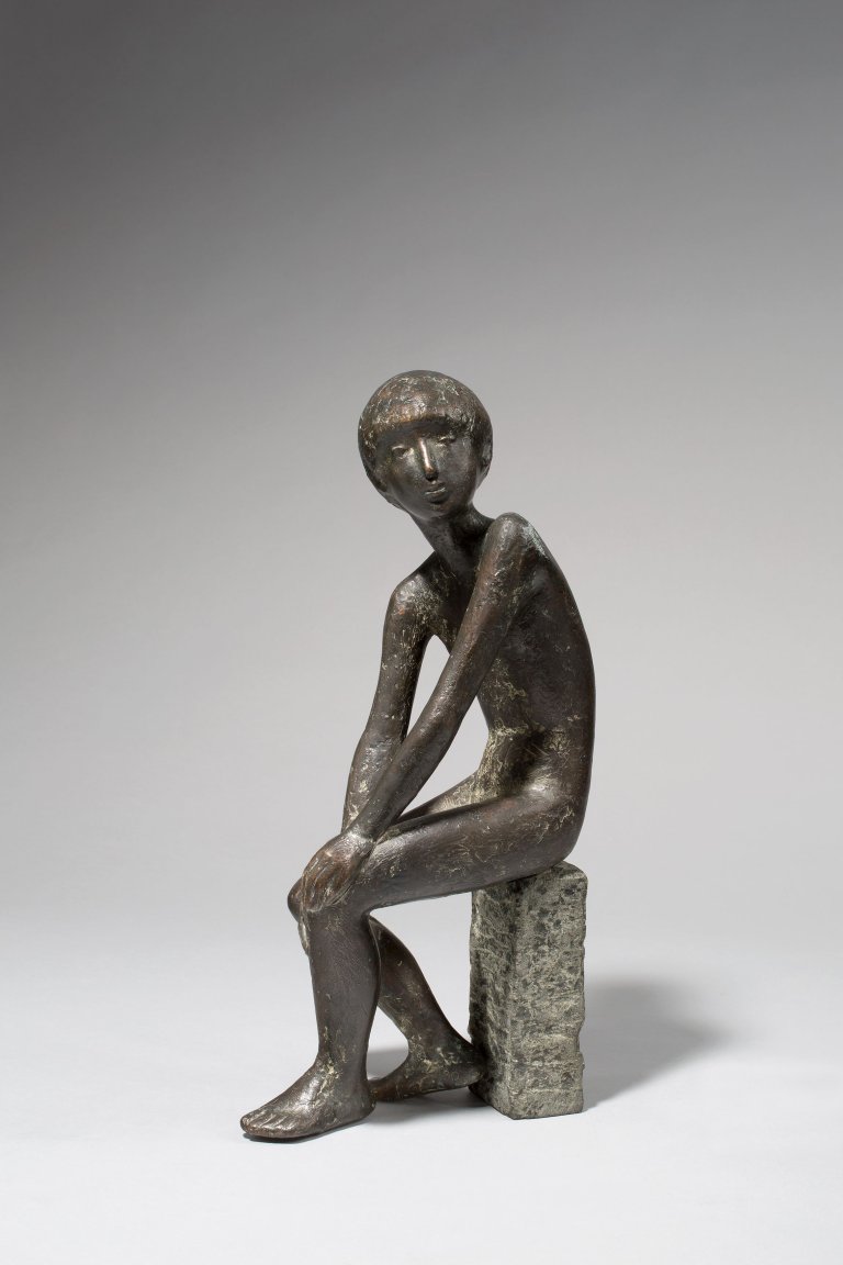 Auf diesem Bild ist das folgende Kunstwerk zu sehen: Karl-Heinz Krause. Sitzender Jüngling, die Hände auf dem linken Knie. 1980.
