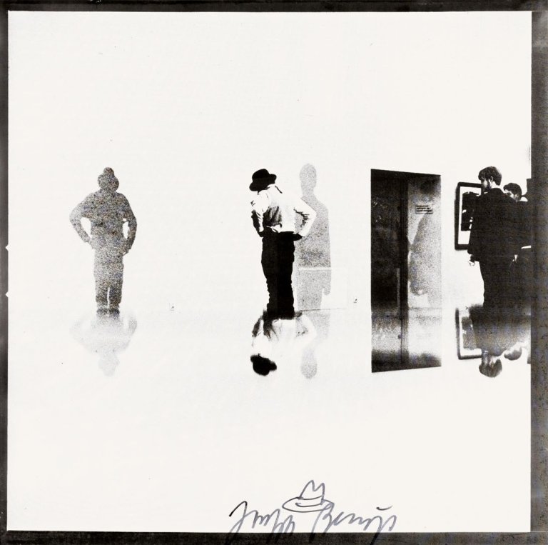 Auf diesem Bild ist das folgende Kunstwerk zu sehen: Joseph Beuys. Aus: „3-Tonnen-Edition“. 1973-85.