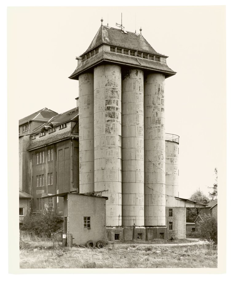 Auf diesem Bild ist das folgende Kunstwerk zu sehen: Bernd und Hilla Becher (Siegen 1931 - 2007 Rostock / Potsdam 1934 - 2015 Düsseldorf). „GRAIN ELEVATOR BAD LANSICK, D.“. 1998.