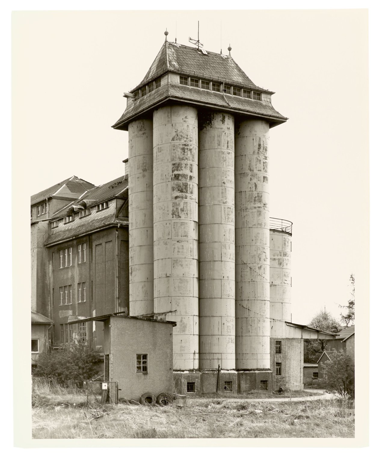 This picture shows the following artwork: Bernd and Hilla Becher (Siegen 1931 - 2007 Rostock / Potsdam 1934 - 2015 Düsseldorf). “GRAIN ELEVATOR BAD LANSICK, D.“. 1998.