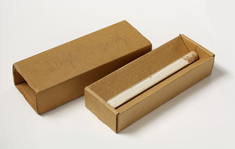 Auf diesem Bild ist das folgende Kunstwerk zu sehen: Joseph Beuys. Aus: „Sandzeichnungen“. 1978.