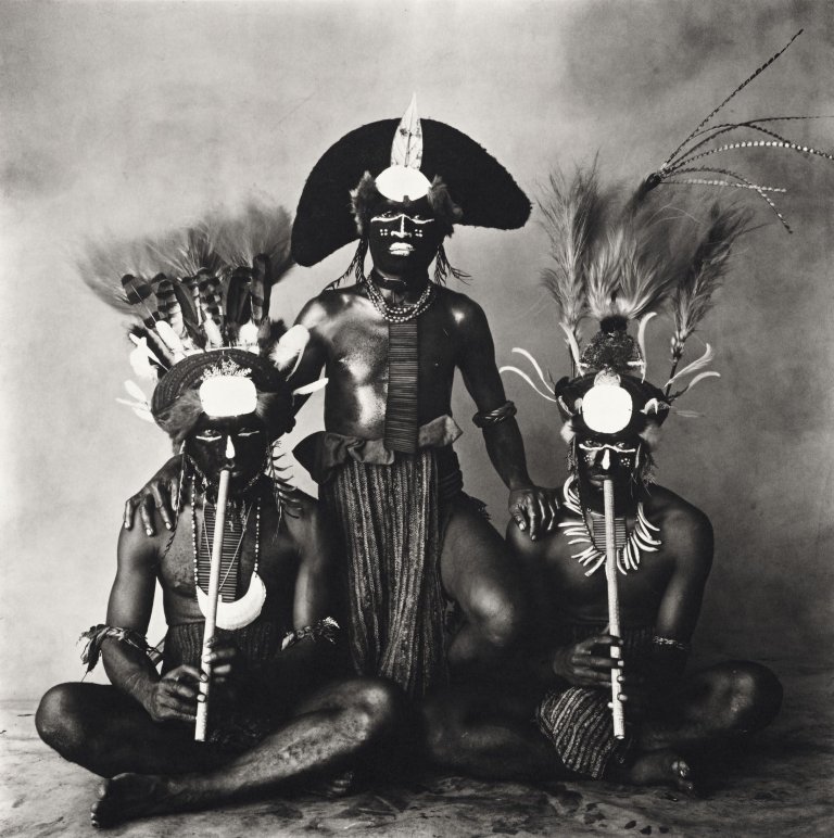 Auf diesem Bild ist das folgende Kunstwerk zu sehen: Irving Penn. „3 New Guinea Men, (2 with Pipes)“. 1970.