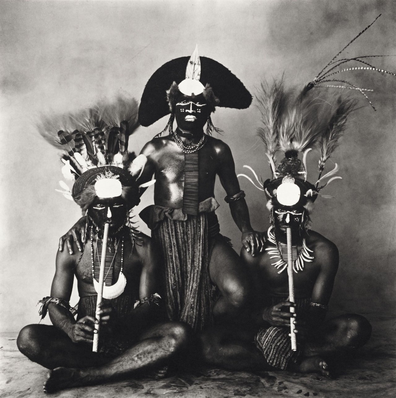 Auf diesem Bild ist das folgende Kunstwerk zu sehen: Irving Penn. „3 New Guinea Men, (2 with Pipes)“. 1970.