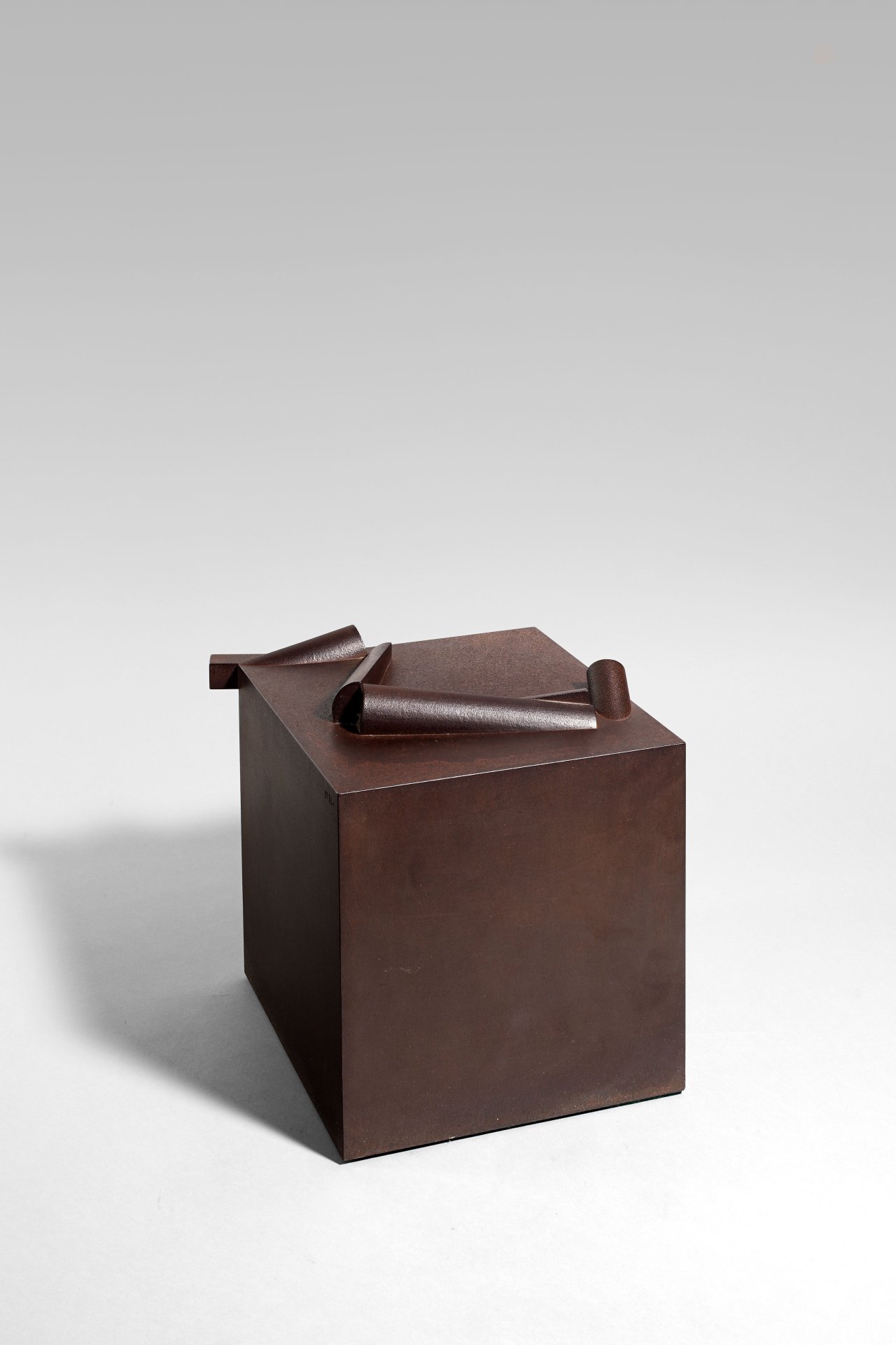 This picture shows the following artwork: Fritz Koenig. ”Würfelepitaph II”. 1985.