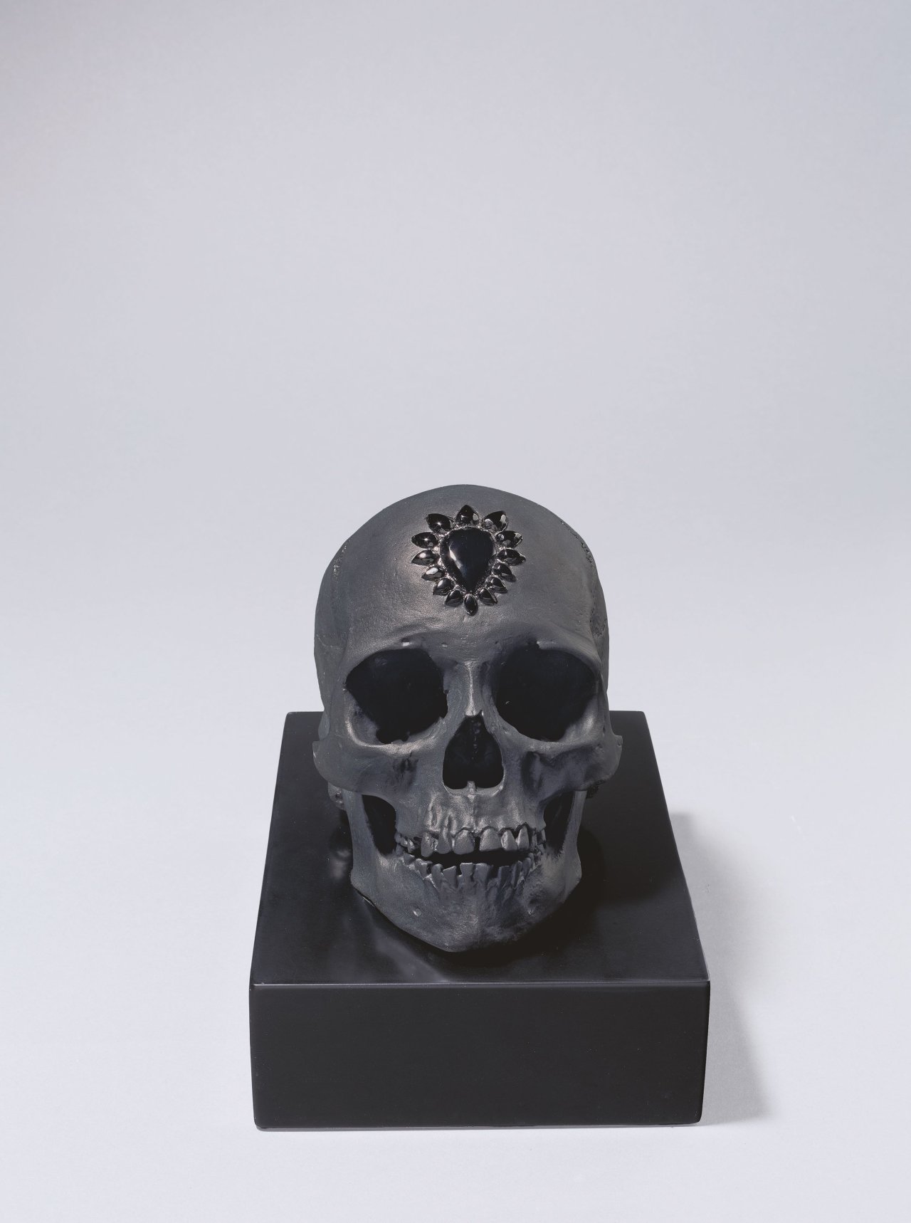 Auf diesem Bild ist das folgende Kunstwerk zu sehen: Damien Hirst. „ETERNAL SLEEP – BLACK“. 2017.