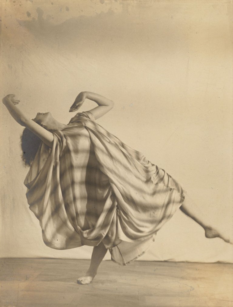 Auf diesem Bild ist das folgende Kunstwerk zu sehen: Hugo Erfurth. Tänzerin. 1923.