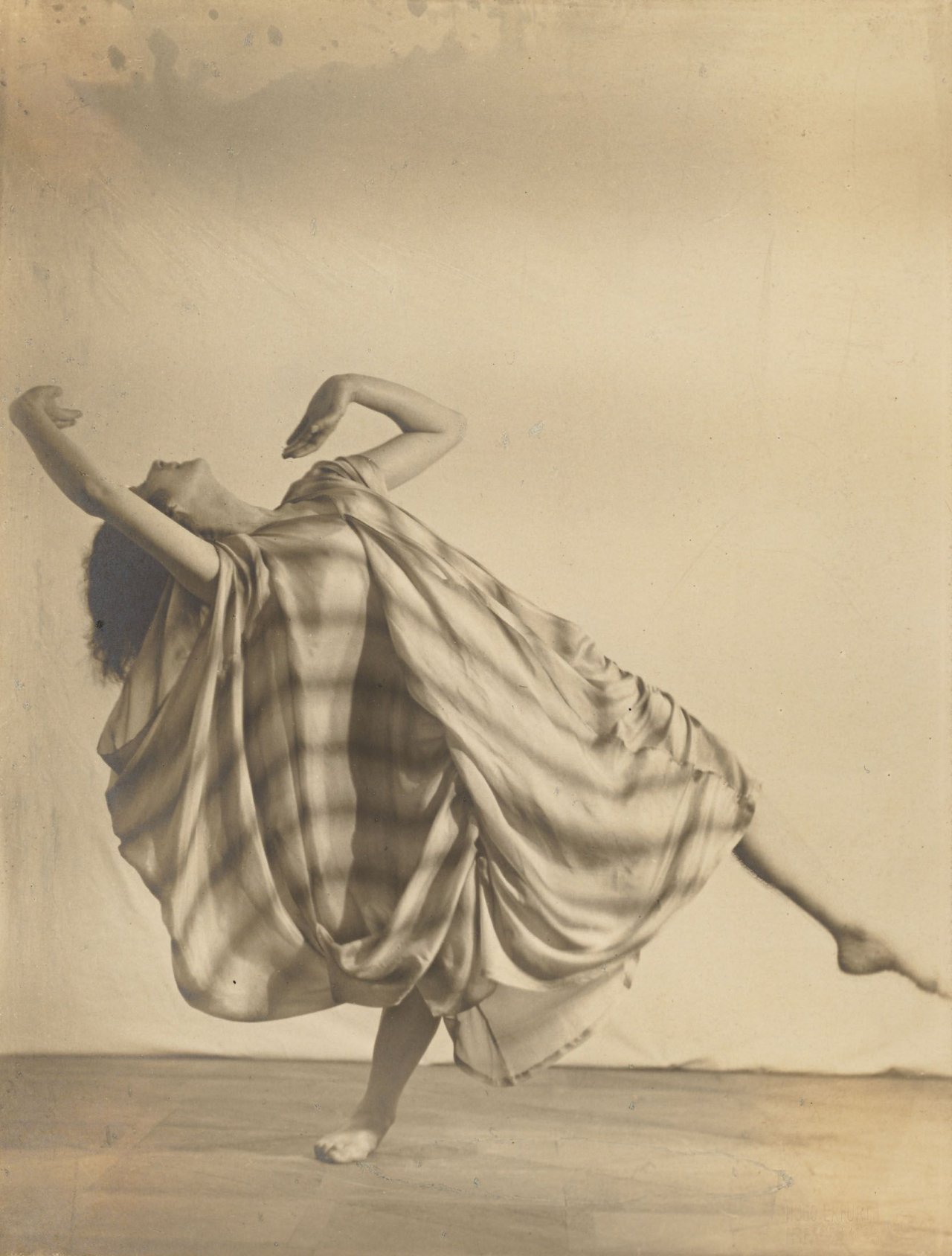 Auf diesem Bild ist das folgende Kunstwerk zu sehen: Hugo Erfurth. Tänzerin. 1923.