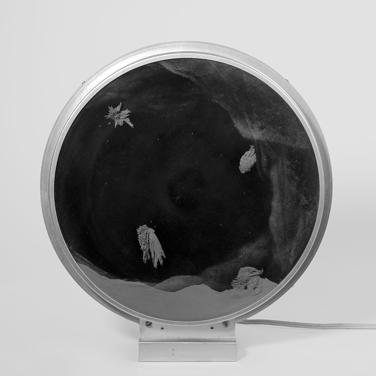 Auf diesem Bild ist das folgende Kunstwerk zu sehen: Davide Boriani. Ohne Titel (Objekt mit Magnet). 1965.