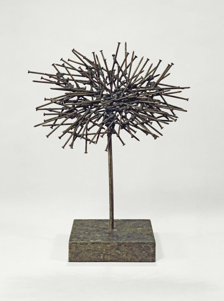 Auf diesem Bild ist das folgende Kunstwerk zu sehen: Günther Uecker. Nagelbaum. 1958.