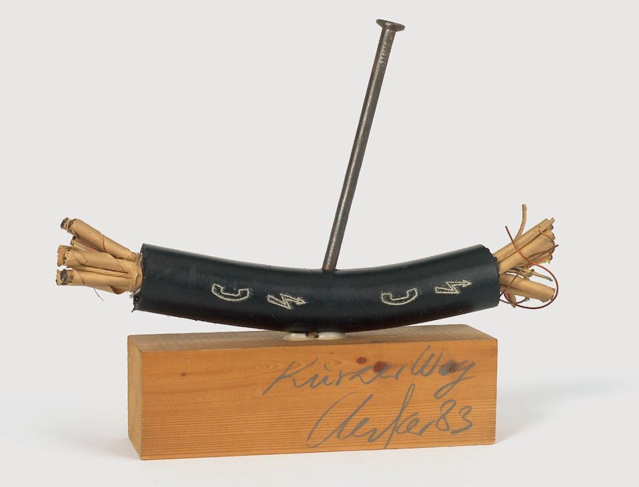 Auf diesem Bild ist das folgende Kunstwerk zu sehen: Günther Uecker. „Kurzer Weg“. 1983.