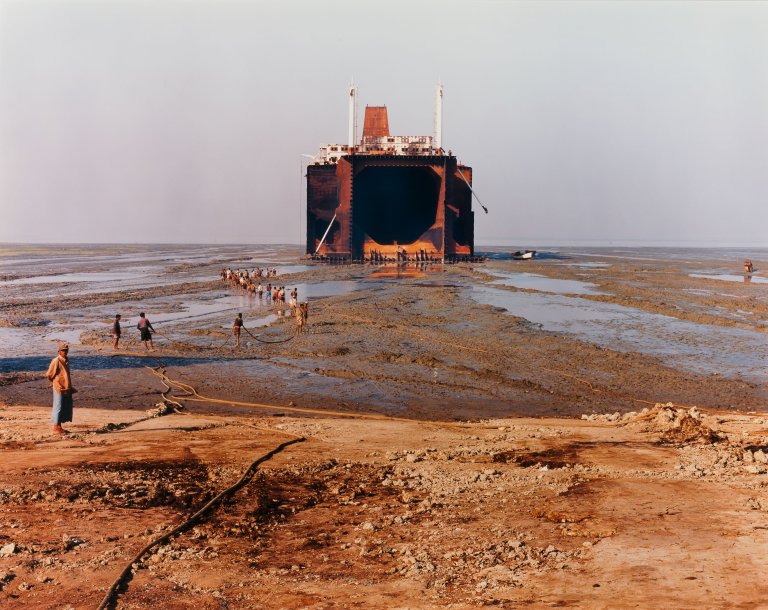 Auf diesem Bild ist das folgende Kunstwerk zu sehen: Edward Burtynsky. „Shipbreaking #29, Chittagong, Bangladesh“. 2001.