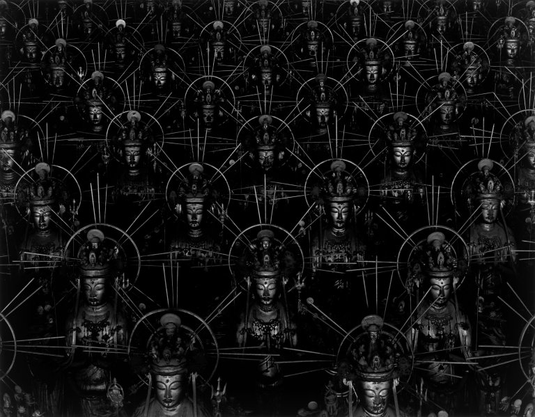 Auf diesem Bild ist das folgende Kunstwerk zu sehen: Hiroshi Sugimoto. Sanjūsangen-dō (Hall of Thirty-Three Bays), aus der Serie „Sea of Buddha“. 1995.
