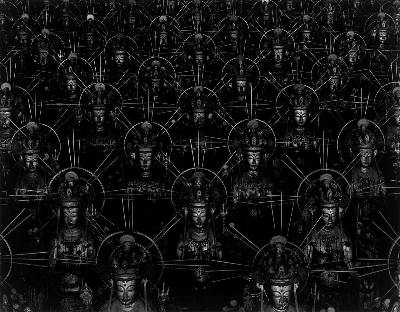 Auf diesem Bild ist das folgende Kunstwerk zu sehen: Hiroshi Sugimoto. Sanjūsangen-dō (Hall of Thirty-Three Bays), aus der Serie „Sea of Buddha“. 1995.