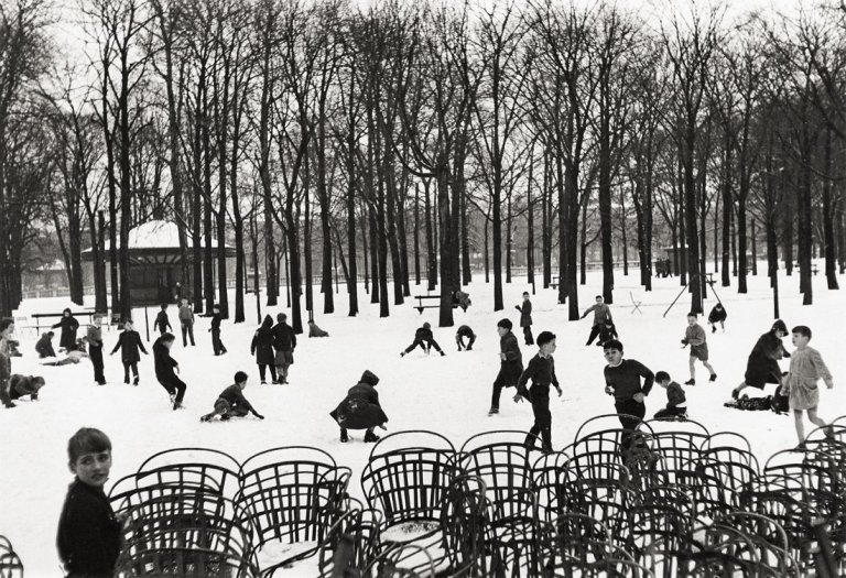Auf diesem Bild ist das folgende Kunstwerk zu sehen: Édouard Boubat. Erster Schnee, Jardin du Luxembourg, Paris. 1955.