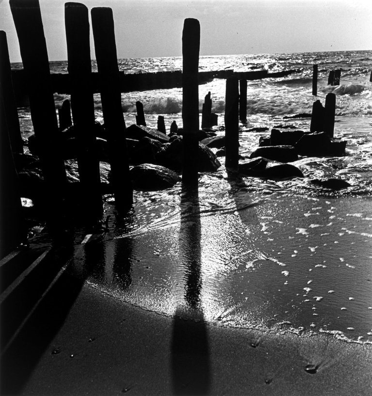 Auf diesem Bild ist das folgende Kunstwerk zu sehen: Bleicke Bleicken. Holz und Steine, Sylt. 1931/35.