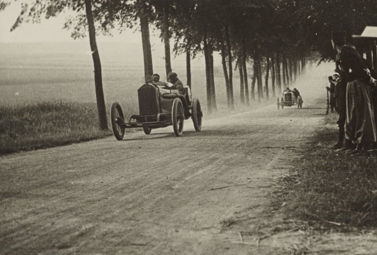 Auf diesem Bild ist das folgende Kunstwerk zu sehen: Jacques Henri Lartigue. Grand Prix de l'A.C.F., Amiens, 12 Juillet. 1913.