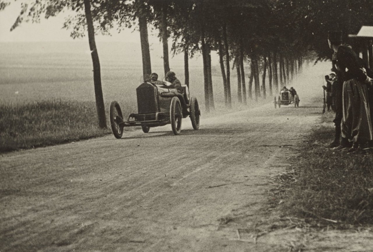 Auf diesem Bild ist das folgende Kunstwerk zu sehen: Jacques Henri Lartigue. Grand Prix de l'A.C.F., Amiens, 12 Juillet. 1913.