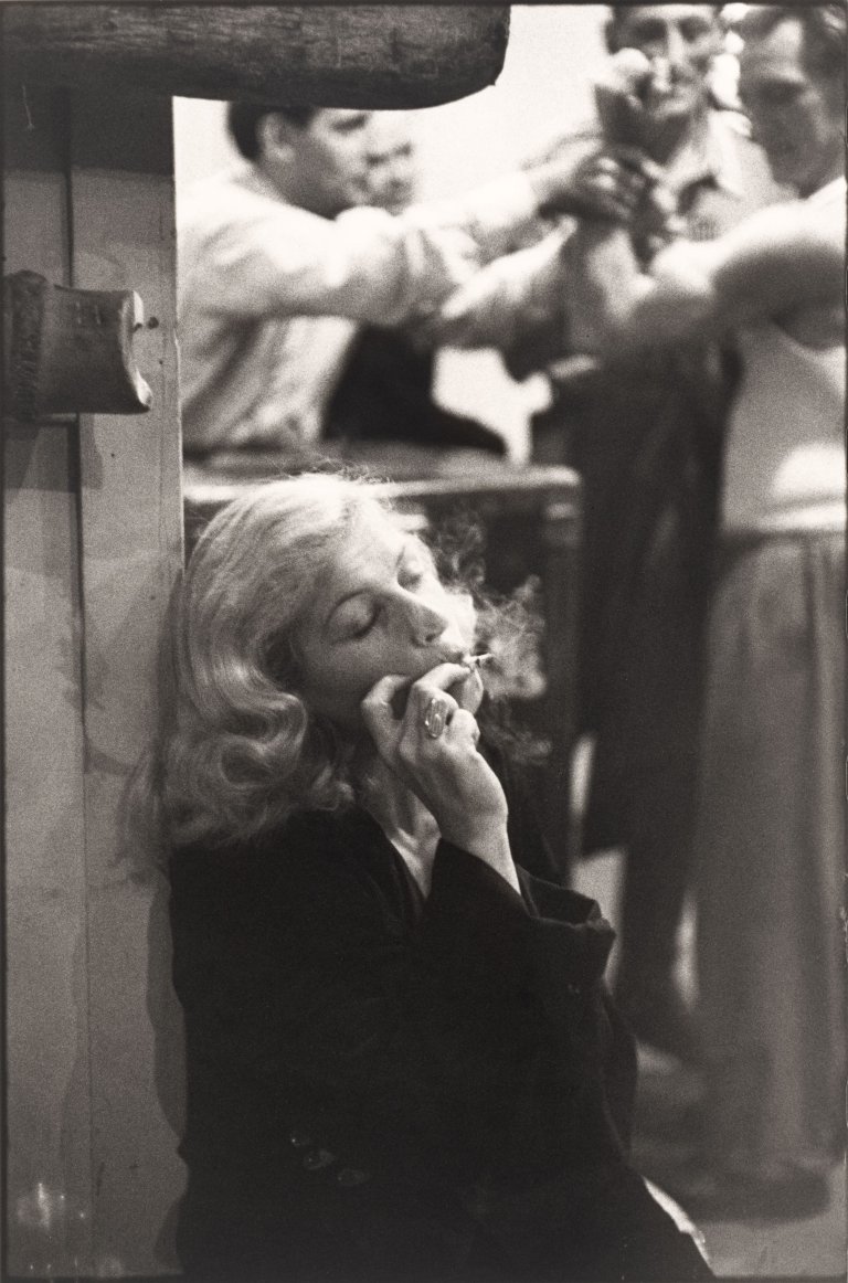 Auf diesem Bild ist das folgende Kunstwerk zu sehen: Louis Faurer. „Barnum + Bailey, Circus Performers, Madison S.[quare] Garden, N.Y.C.“. 1950.