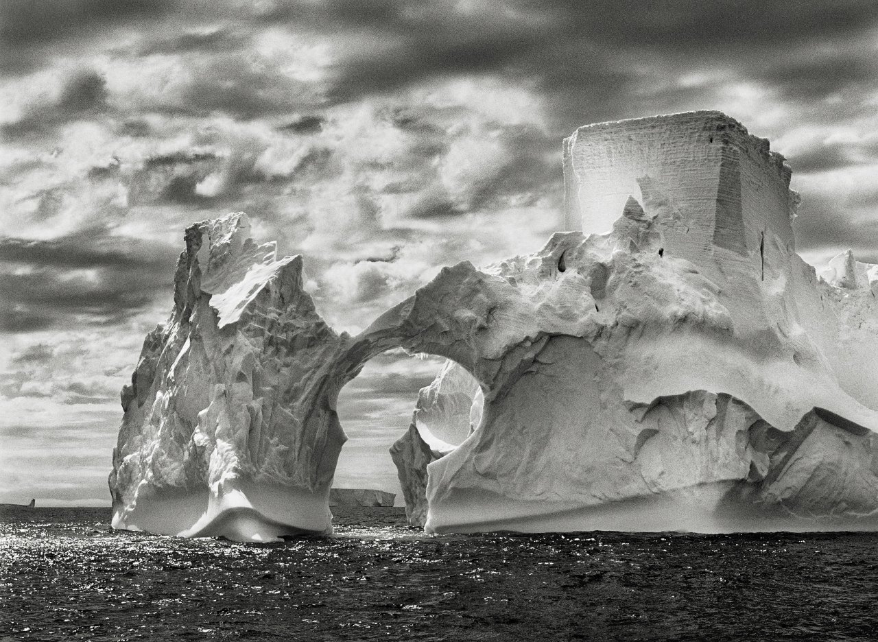 Auf diesem Bild ist das folgende Kunstwerk zu sehen: Sebastião  Salgado. „Antarctica“. Iceberg between the Paulet Islands and the Shetland Islands. 2005.