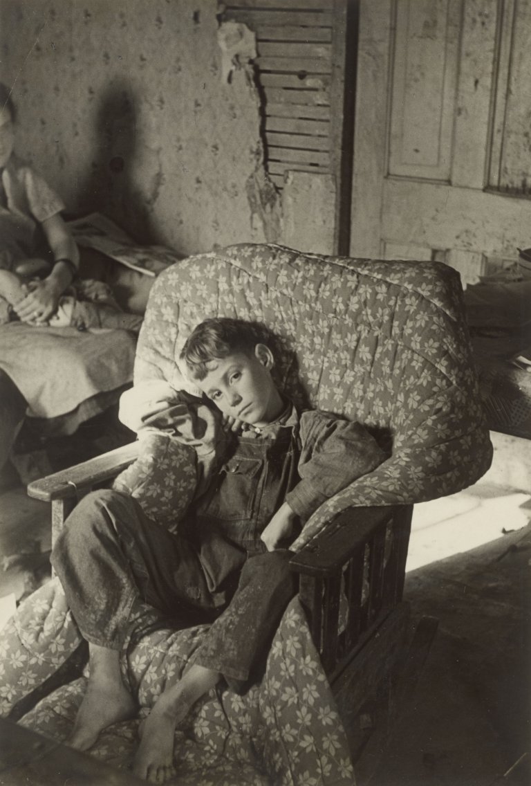 Auf diesem Bild ist das folgende Kunstwerk zu sehen: Russell Lee. A sick Farmer's Boy. 1937.