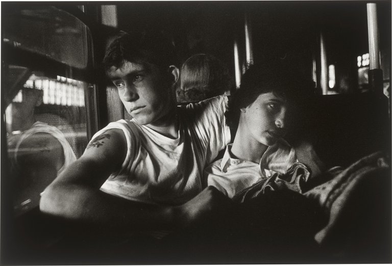 Auf diesem Bild ist das folgende Kunstwerk zu sehen: Bruce Davidson. New York City. Aus der Serie: „Brooklyn Gang“. 1959.