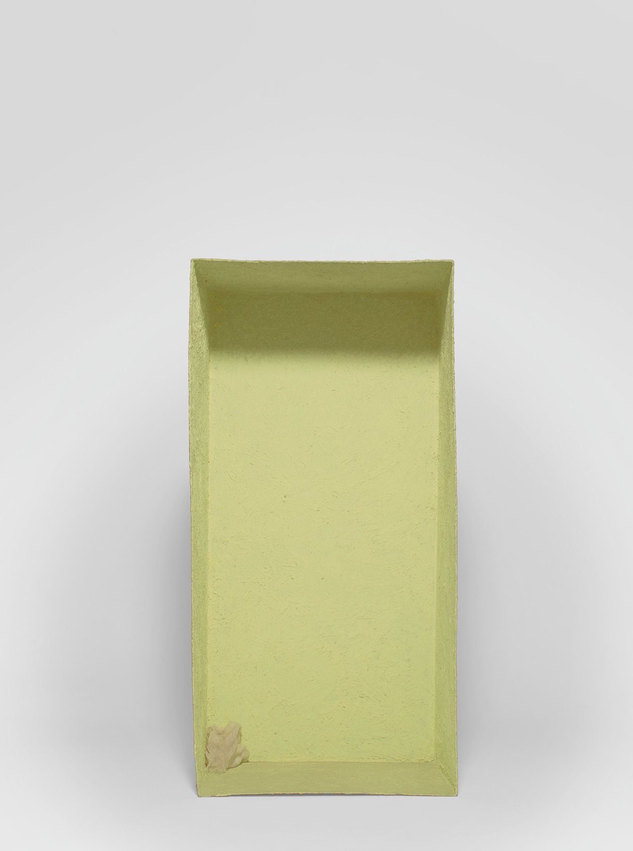 Auf diesem Bild ist das folgende Kunstwerk zu sehen: Joseph Beuys. „Mit Schwefel überzogene Zinkkiste (tamponierte Ecke)“. 1970.
