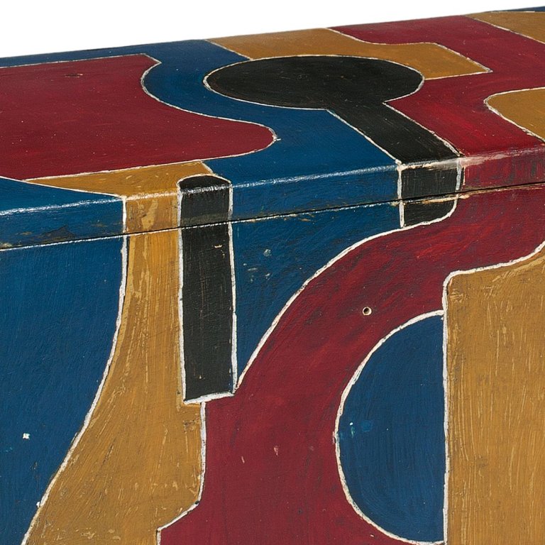 Auf diesem Bild ist das folgende Kunstwerk zu sehen: Karl Schmidt-Rottluff. Holzkasten mit farbiger Bemalung. 1921.