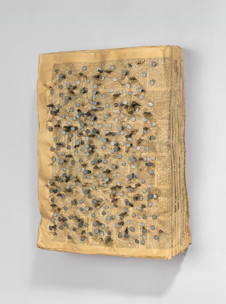 Auf diesem Bild ist das folgende Kunstwerk zu sehen: Günther Uecker. Zum Schweigen der Schrift. 1978.