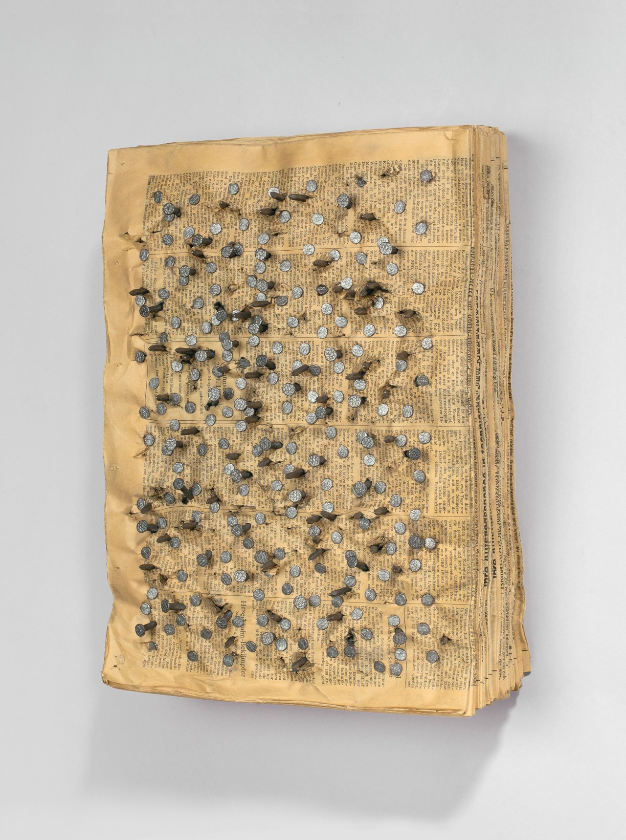 Auf diesem Bild ist das folgende Kunstwerk zu sehen: Günther Uecker. Zum Schweigen der Schrift. 1978.