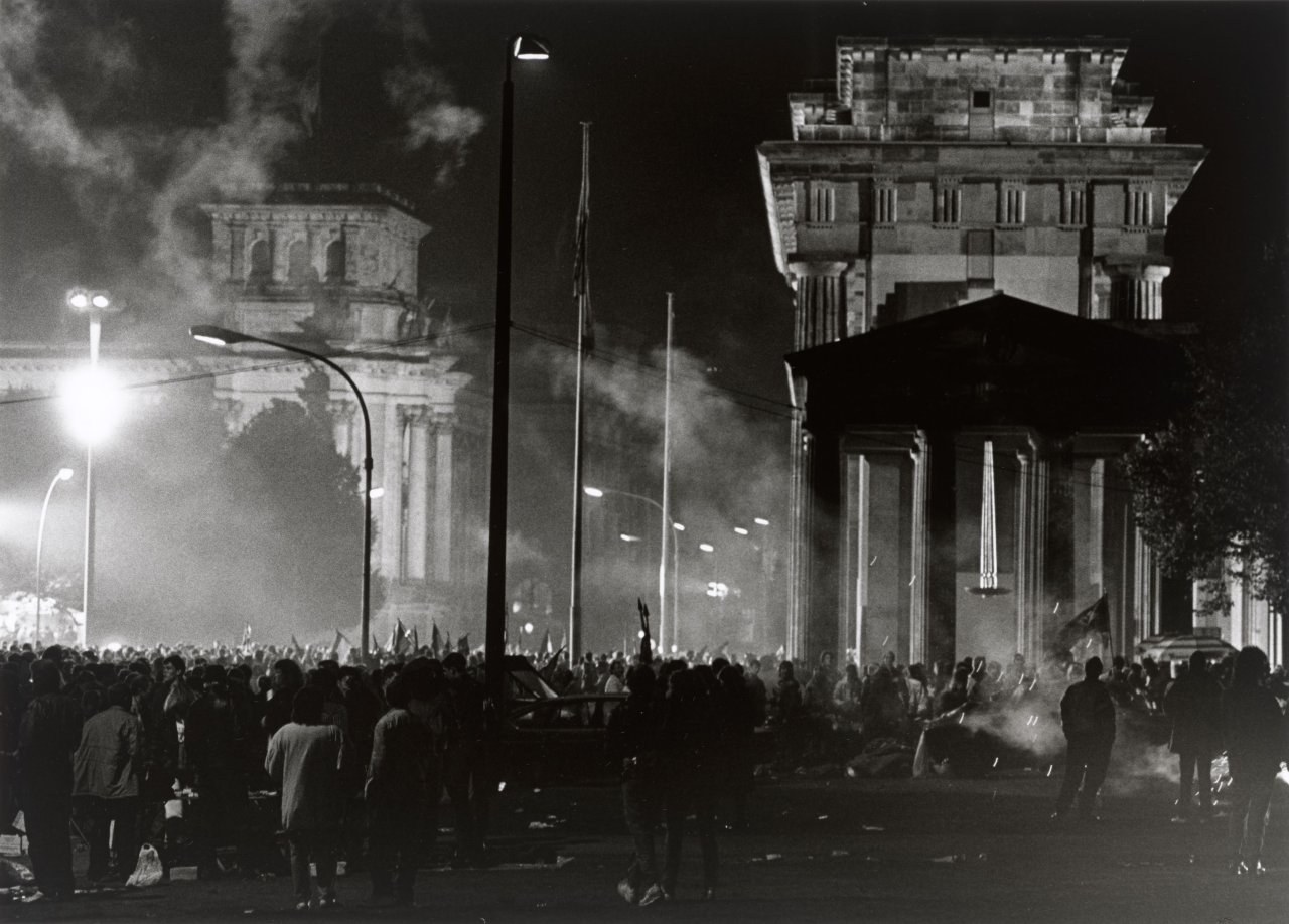 Auf diesem Bild ist das folgende Kunstwerk zu sehen: Barbara Klemm. „Tag der deutschen Vereinigung, Berlin, 3. Oktober, 1990“.