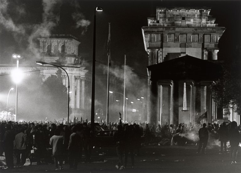 Auf diesem Bild ist das folgende Kunstwerk zu sehen: Barbara Klemm. „Tag der deutschen Vereinigung, Berlin, 3. Oktober, 1990“.