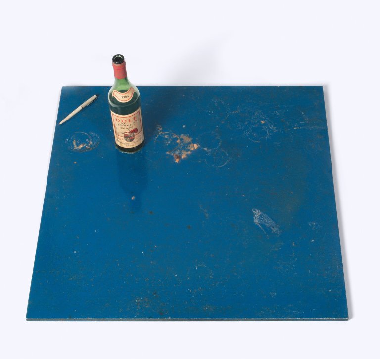 Auf diesem Bild ist das folgende Kunstwerk zu sehen: Daniel Spoerri. „Rest Spoerri“ (Tableau piège). 1970.
