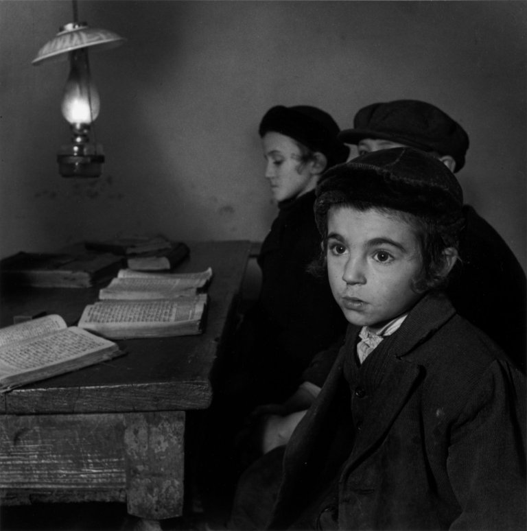 Auf diesem Bild ist das folgende Kunstwerk zu sehen: Roman Vishniac. Chederschüler, Vrchni Apša. 1937.