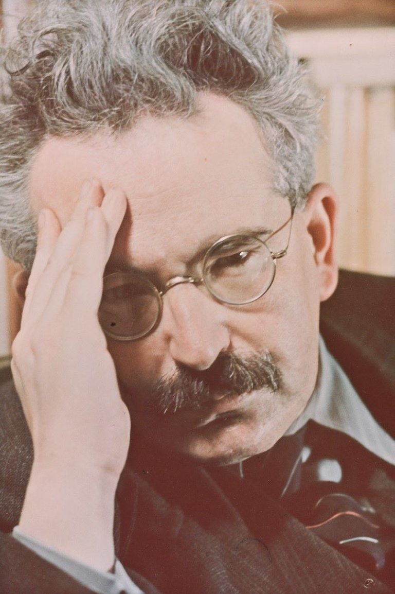 Auf diesem Bild ist das folgende Kunstwerk zu sehen: Gisèle Freund. Walter Benjamin, Paris. 1938.