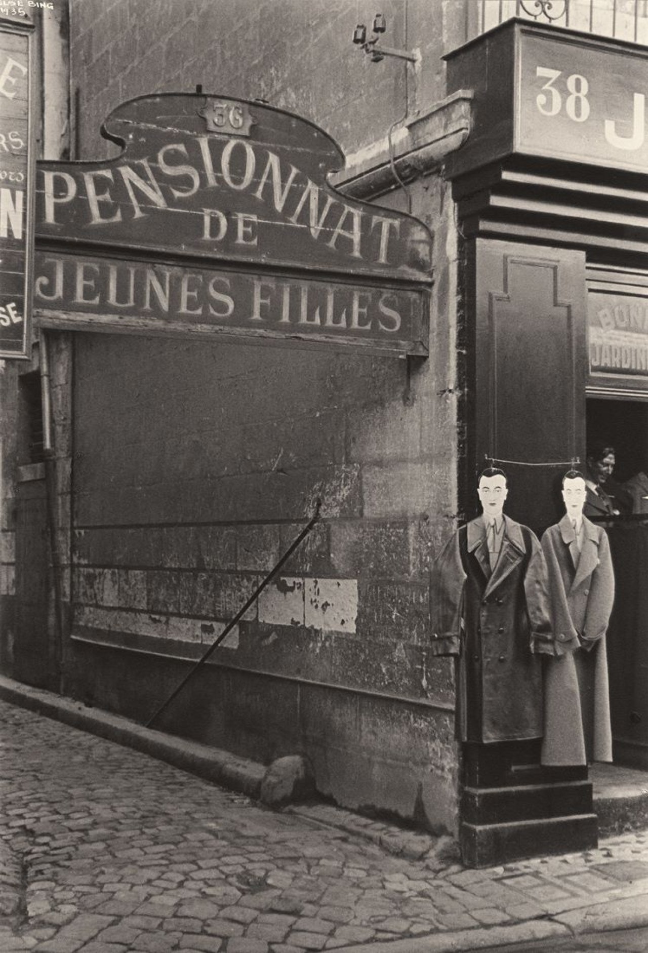Auf diesem Bild ist das folgende Kunstwerk zu sehen: Ilse Bing. Pensionnat de jeunes filles, Tours. 1935.