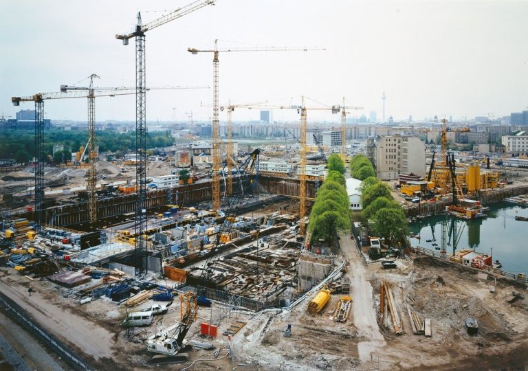Auf diesem Bild ist das folgende Kunstwerk zu sehen: Frank Thiel. „Stadt 1/04 (Berlin)“. 1996.