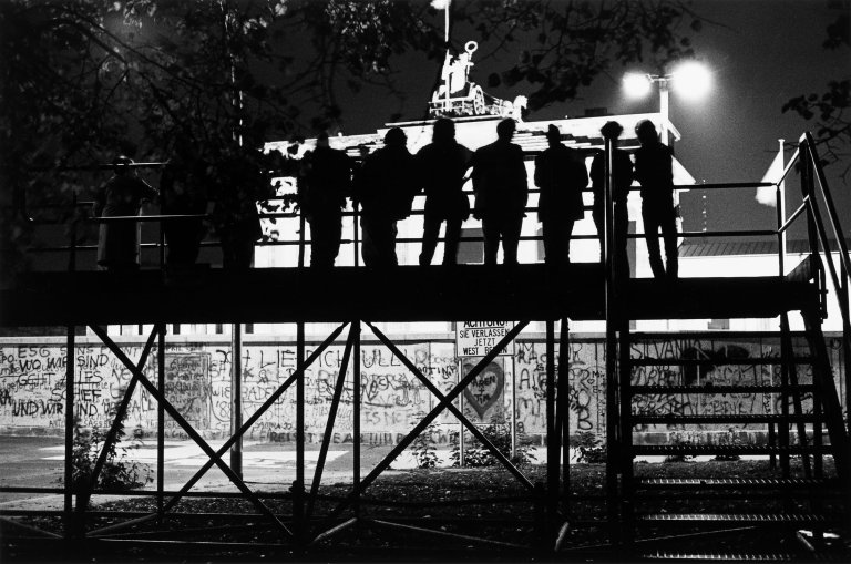 Auf diesem Bild ist das folgende Kunstwerk zu sehen: Christian Borchert. „Brandenburger Tor von Westen, Berlin-Tiergarten“. 1988.