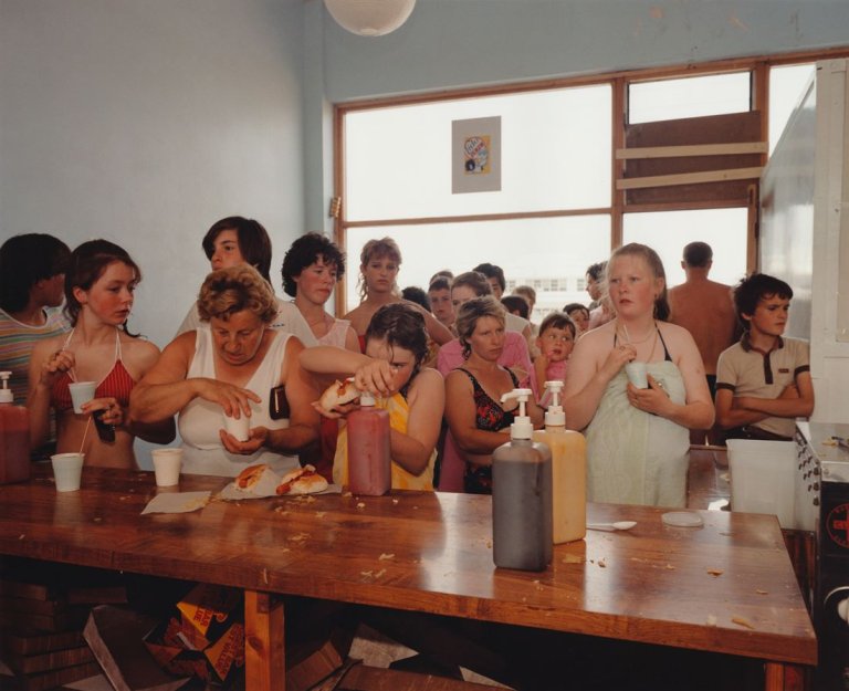Auf diesem Bild ist das folgende Kunstwerk zu sehen: Martin Parr. New Brighton, Merseyside, aus der Serie „The Last Resort“. 1983-1985.
