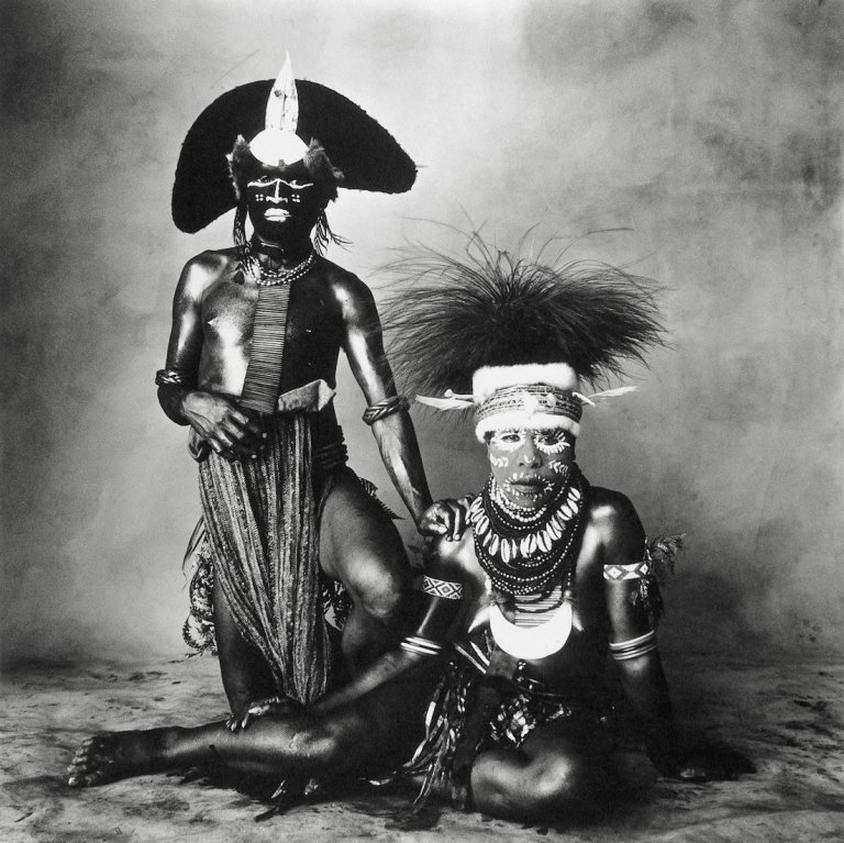 Auf diesem Bild ist das folgende Kunstwerk zu sehen: Irving Penn. „New Guinea Man and Sitting Woman“. 1970.