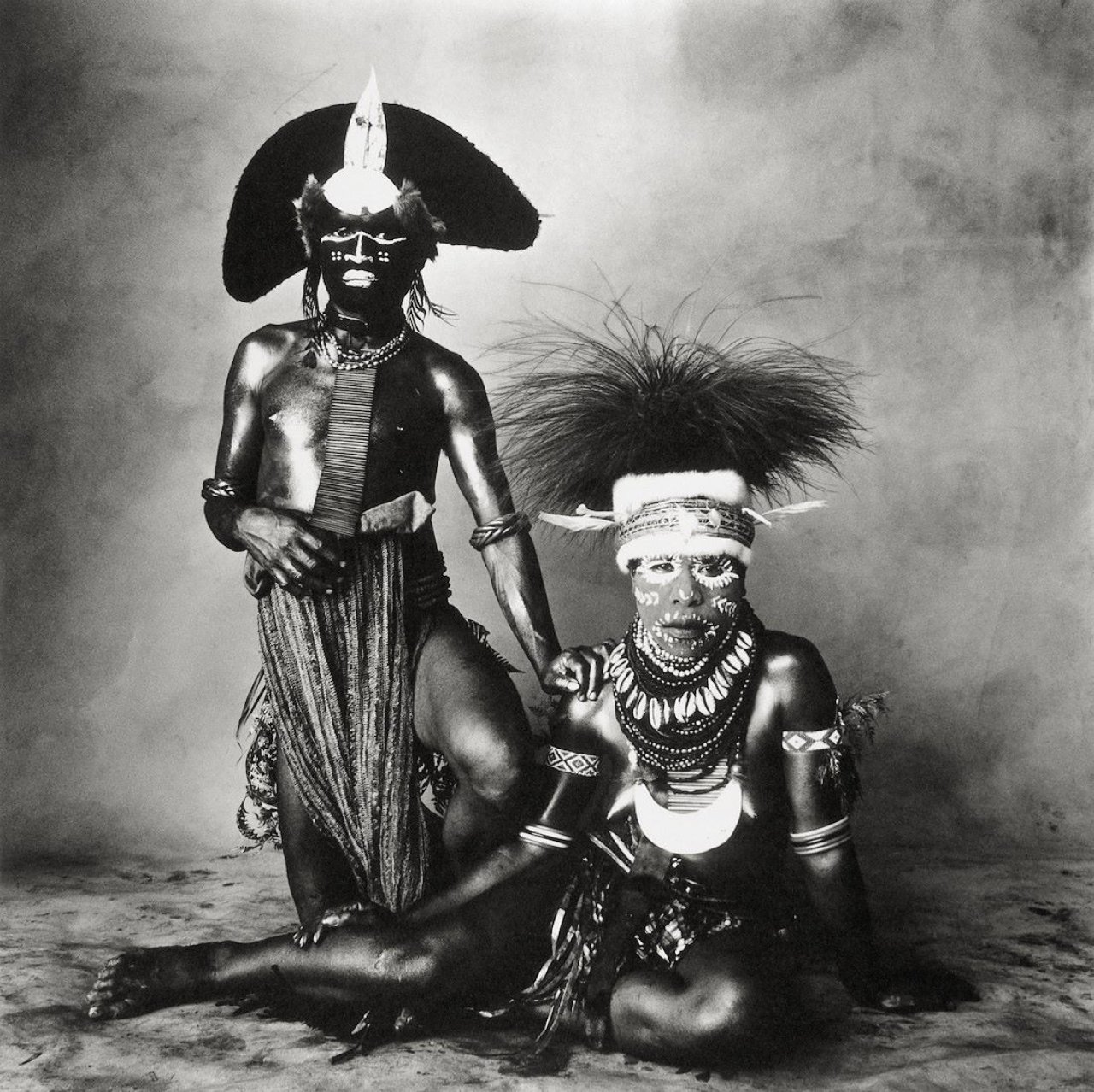 Auf diesem Bild ist das folgende Kunstwerk zu sehen: Irving Penn. „New Guinea Man and Sitting Woman“. 1970.