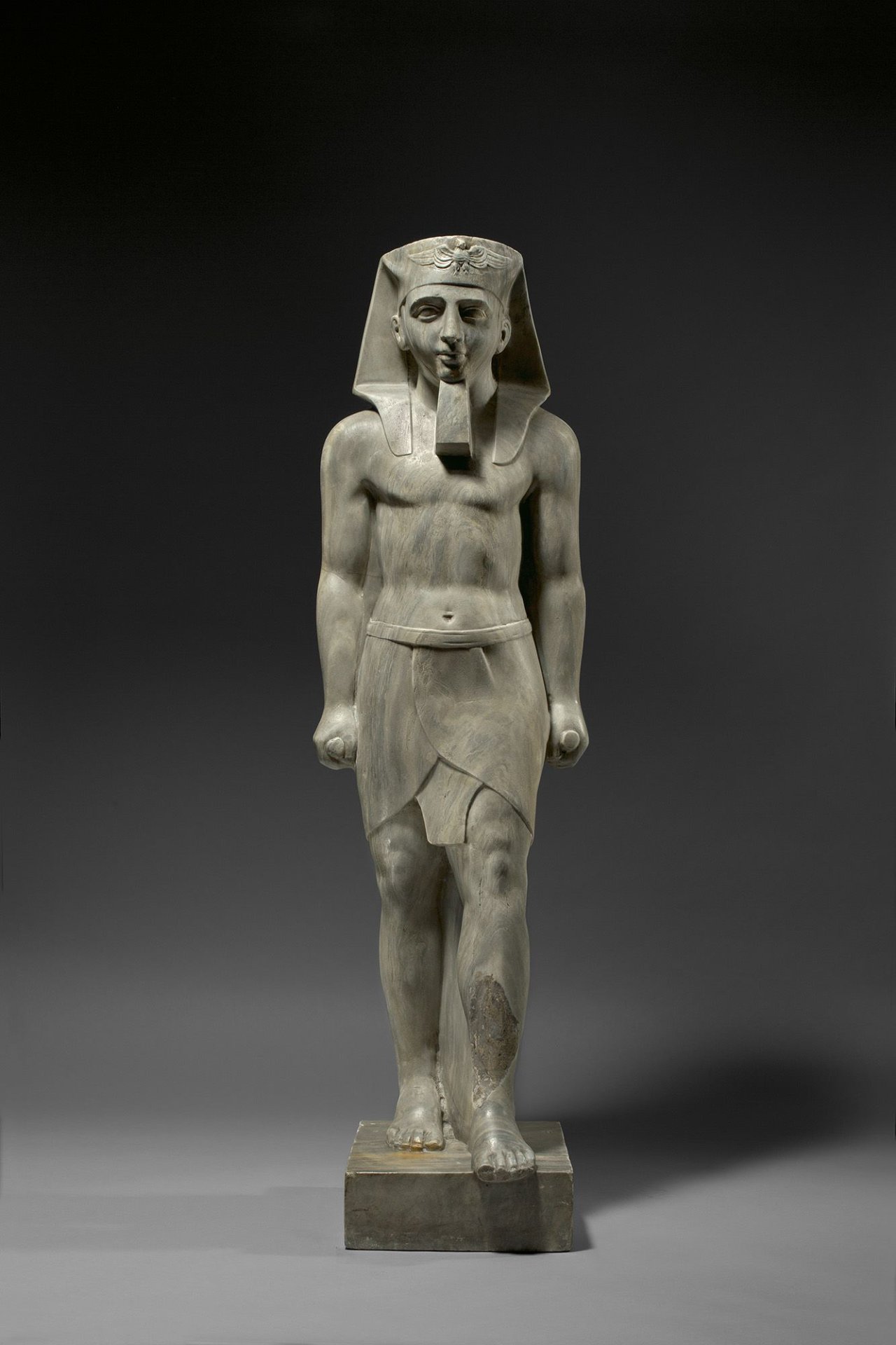 Auf diesem Bild ist das folgende Kunstwerk zu sehen:  Französisch, Paris. Stehender Pharao als Brunnenfigur. Nach 1806.