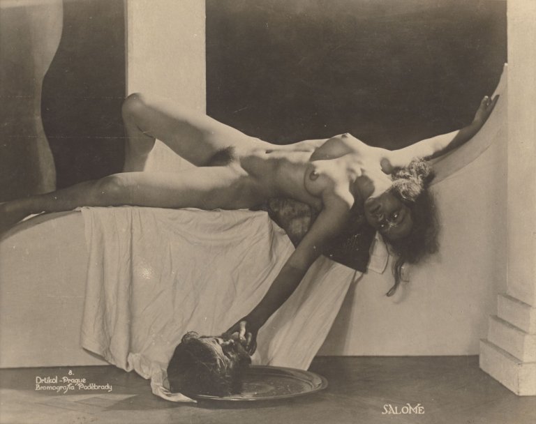 Auf diesem Bild ist das folgende Kunstwerk zu sehen: František Drtikol. Salomé. 1925.