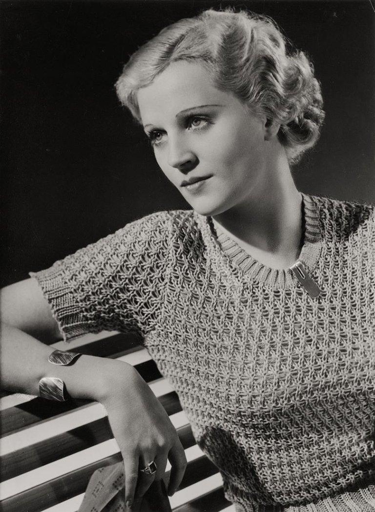 Auf diesem Bild ist das folgende Kunstwerk zu sehen:  Yva (d.i. Else Neuländer). Ohne Titel (Aufnahme für Schmuckwerbung). Um 1933–1934.