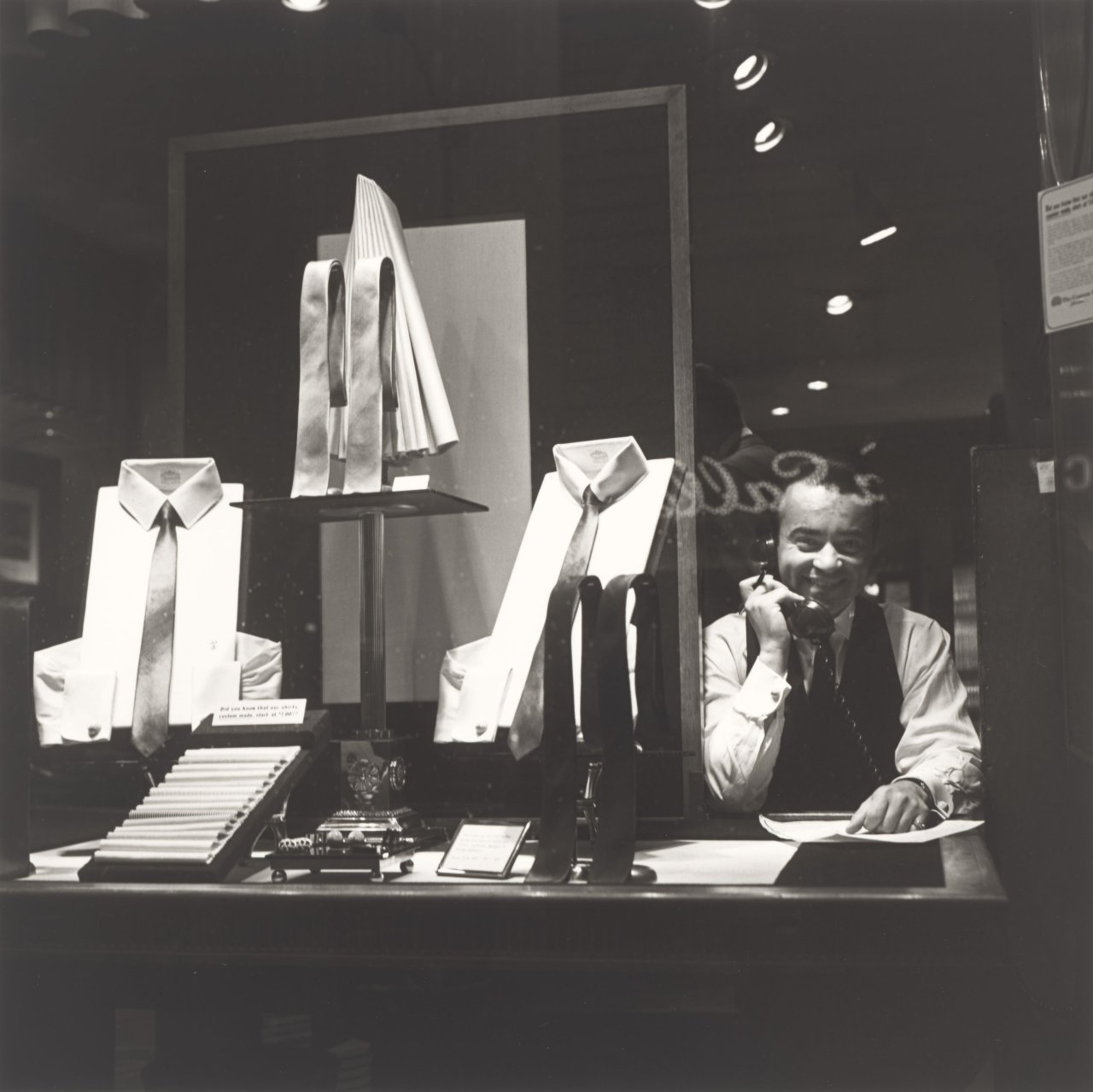 Auf diesem Bild ist das folgende Kunstwerk zu sehen: Vivian Maier (d.i. Vivian Dorothy Maier). Im Schaufenster. 1952/60.